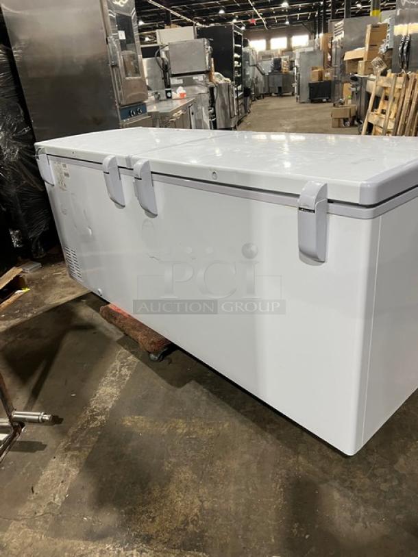 KoolMore SCF20C chest freezer, 2024 model, white, poly-coated wired basket, commercial use, 115V, SN: BB67871139149000002.