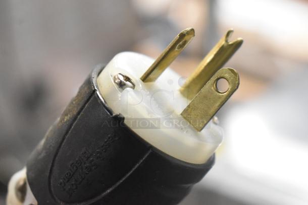 Close-up of a 220-volt plug for Sud Forni SPINELLO commercial electric pizza oven, emphasizing power compatibility.