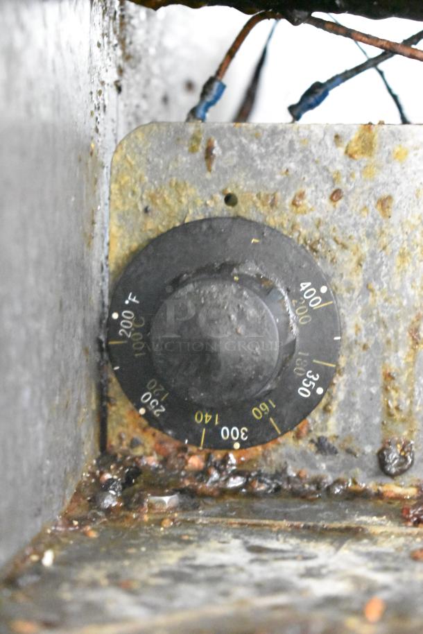 Tri-Star gas-powered deep fat fryer control knob, showing temperature settings from 100°F to 400°F.