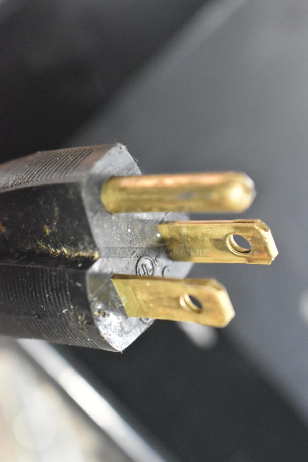 Close-up of a power plug for a 2017 Hobart HTi-7LH26 scale. 120/208-240V, 1 phase. The scale is missing parts and does not power on.