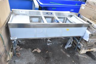 BRAND NEW SCRATCH AND DENT! Regency 600B31014213 3 Bowl Underbar Sink with Two Drainboards - 60