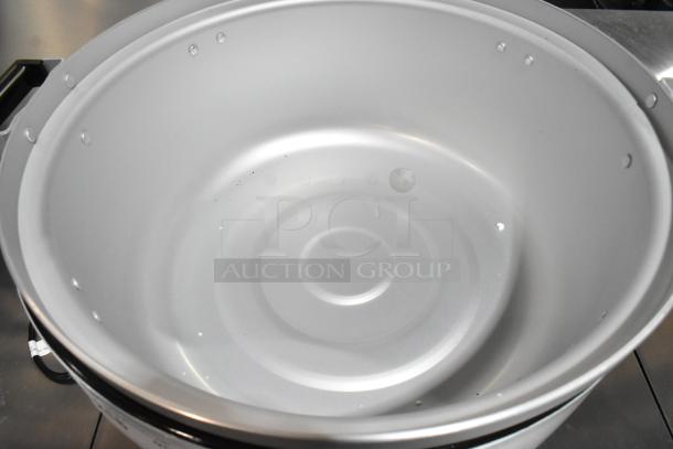 Emperor’s Select EGRC 478EGRC140LP gas rice cooker interior, showing robust 140 cup capacity, in brand new condition.