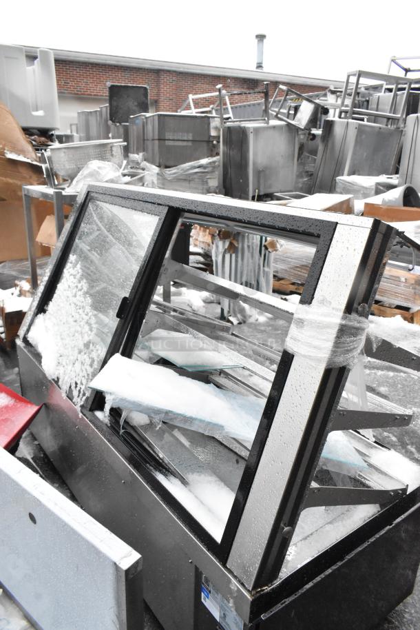 Avantco 224BCD72SB dry bakery display case, black, 72". New, scratch and dent. Visible broken glass. 115 Volts, 1 Phase.