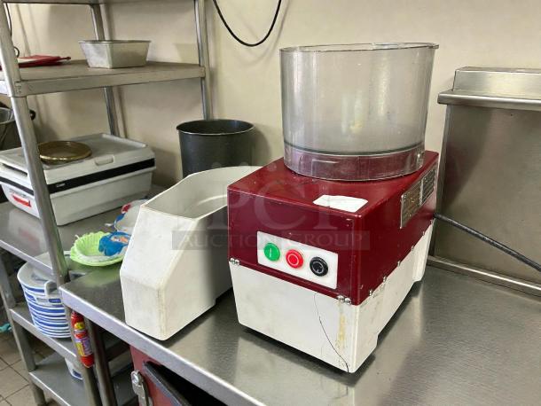 Robot Coupe R2B food processor, 3-quart polycarbonate bowl, excellent condition, 1 HP, 120v, tested and working.