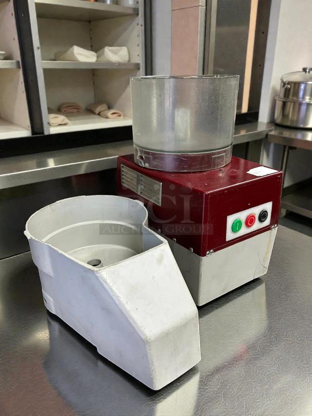 Robot Coupe R2B food processor, 3-quart polycarbonate bowl, 1 HP, 120v. Excellent condition, tested, and working.