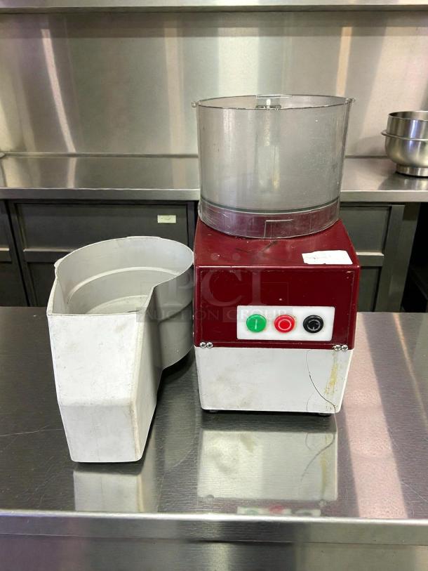 Robot Coupe R2B food processor, excellent condition, 3-quart polycarbonate bowl, 1 HP, 120v, tested, working, visible controls.