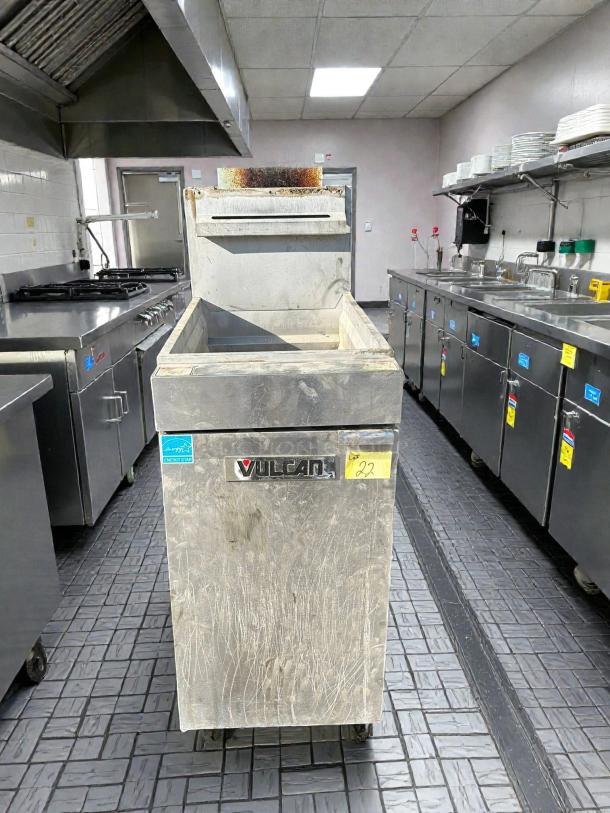Vulcan 1VEG35M-1 Natural Gas Fryer, 35-40 lb. capacity, 70,000 BTU, tested and working, visible wear, Lot 22 marked.