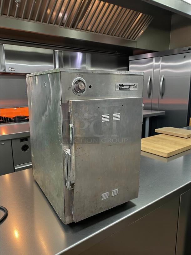 Alto-Shaam 500-S mobile 6 pan holding cabinet, stainless steel, 120V, tested and working. Visible dials and panel markings.