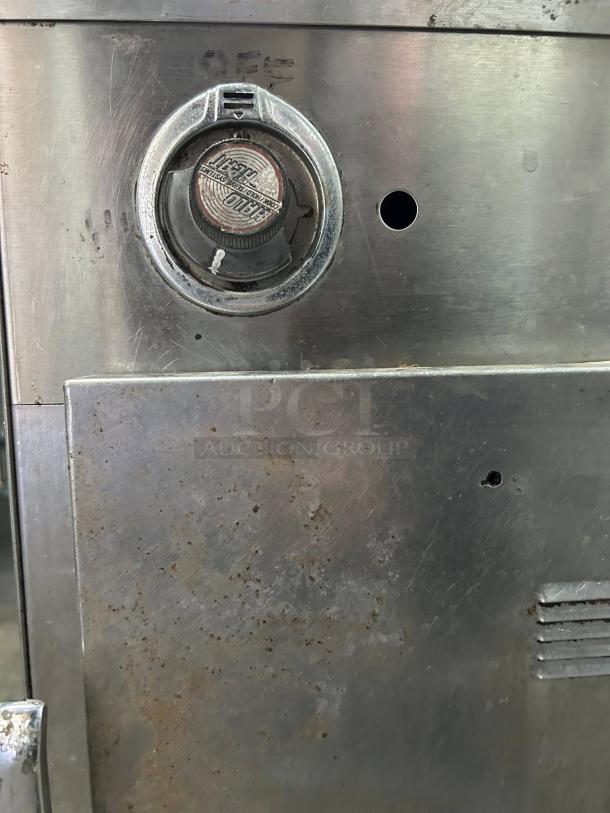 Alto-Shaam 500-S mobile holding cabinet, 6 pan capacity, visible wear, tested and working, 120V, metal exterior with dial.