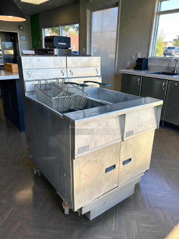 Pitco SG14-2FD Solstice 50 lb. gas fryer, excellent condition, dual vat, tested, stainless steel, includes baskets.