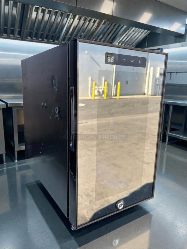 "Countertop black refrigerator, like new, with digital display, plug, and lock with keys, in excellent condition."