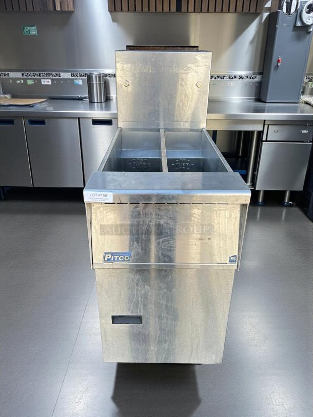 Pitco SG14TS Natural Gas Fryer, split pot, 20-25 lb capacity, 100,000 BTU, stainless steel, excellent condition.