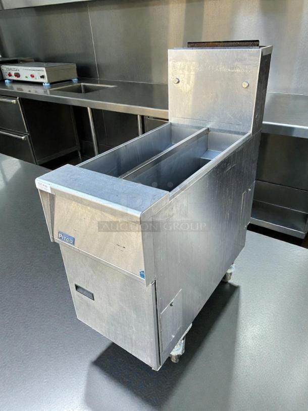Pitco SG14TS split pot fryer, natural gas, 20-25 lb capacity, 100,000 BTU, excellent condition, tested and working.