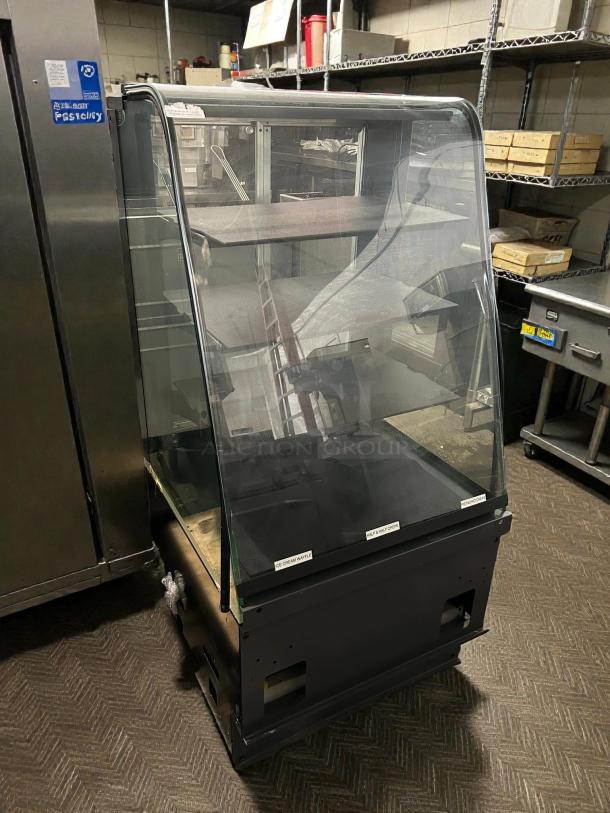 STRUCTURAL CONCEPTS S82755 27” curved bakery dry display case, tested, working condition, clear glass, black base.
