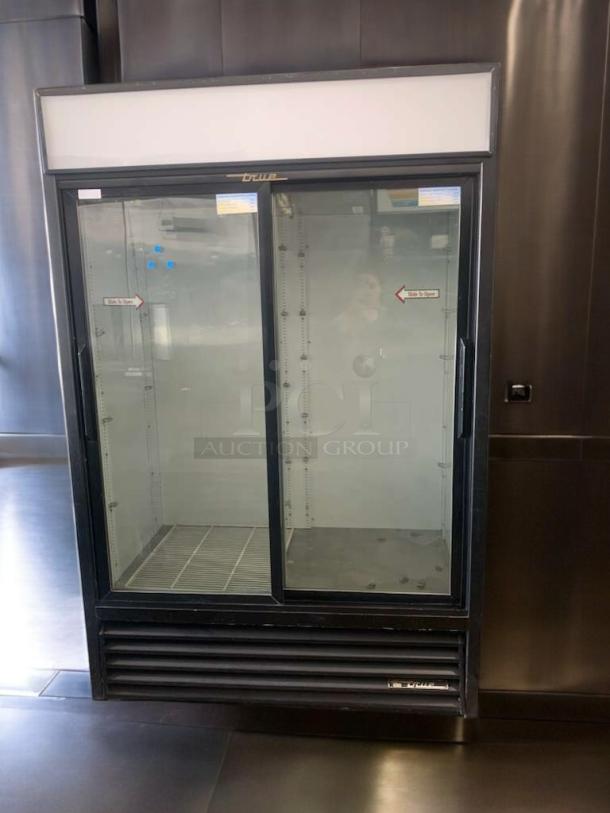 True GDM-45 two-door glass merchandiser, in great condition, 115V, fully tested and working, by True Manufacturing Co.