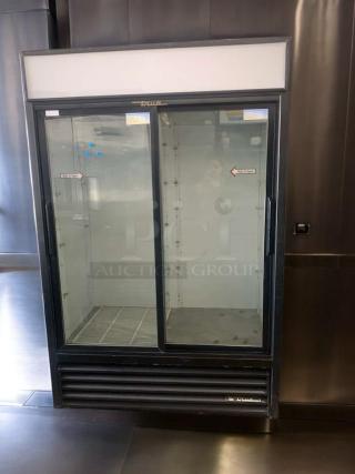 True GDM-45 two-door glass merchandiser, in great condition, 115V, fully tested and working, by True Manufacturing Co.
