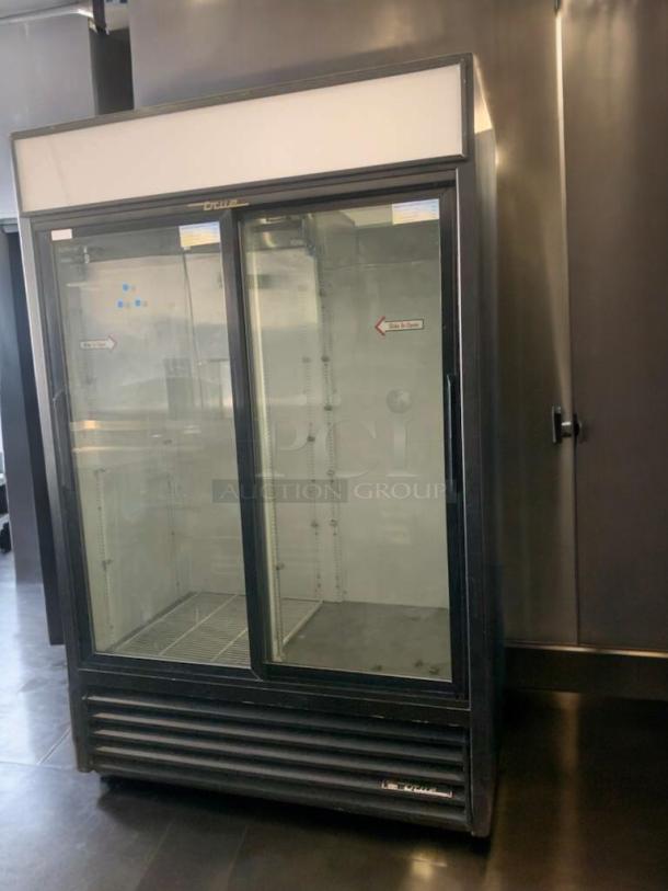 True GDM-45 two-door glass merchandiser, great condition, tested and working, by True Manufacturing, 115V.