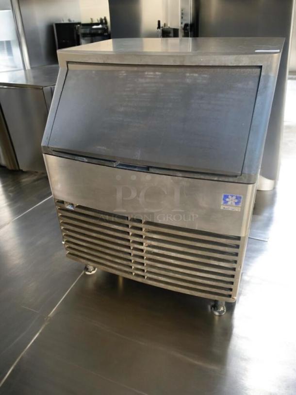 Manitowoc QD0272A ice maker with storage bin, 115V, excellent condition, fully tested and working.
