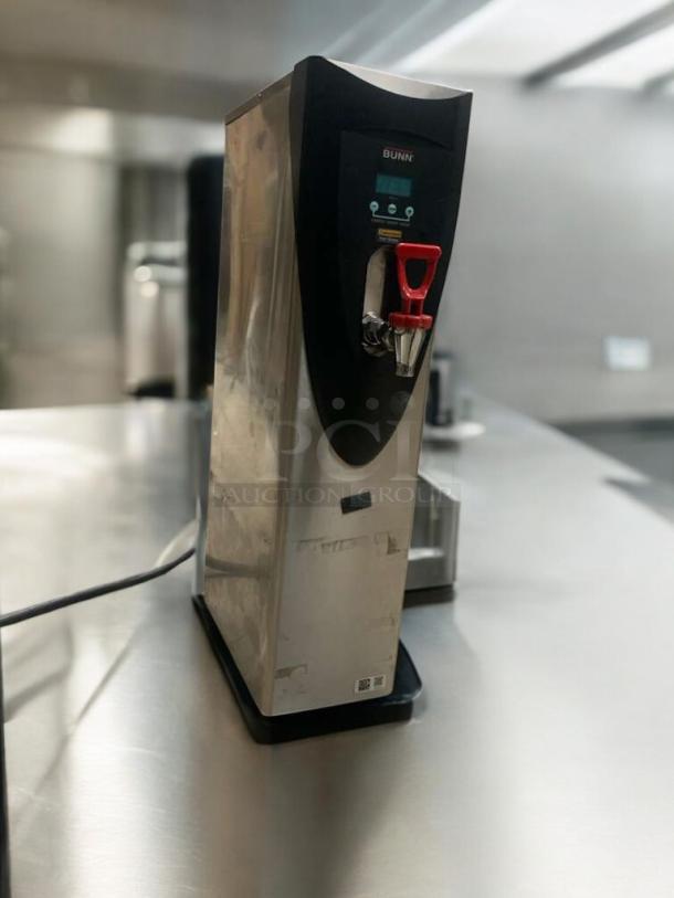 Immaculate BUNN H5X Hot Water Dispenser, 208V, 4000W. Stainless steel, tested working, red handle, digital display.