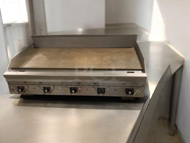 Commercial flat top griddle with 6 burners, in great condition, fully tested and working, stainless steel finish.