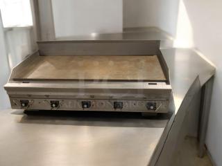 Commercial flat top griddle with 6 burners, in great condition, fully tested and working, stainless steel finish.