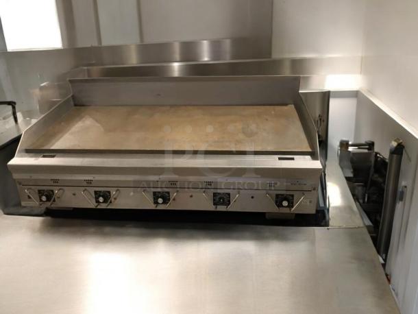 Commercial flat top griddle with 6 burners, in great condition. Stainless steel, fully tested and working.