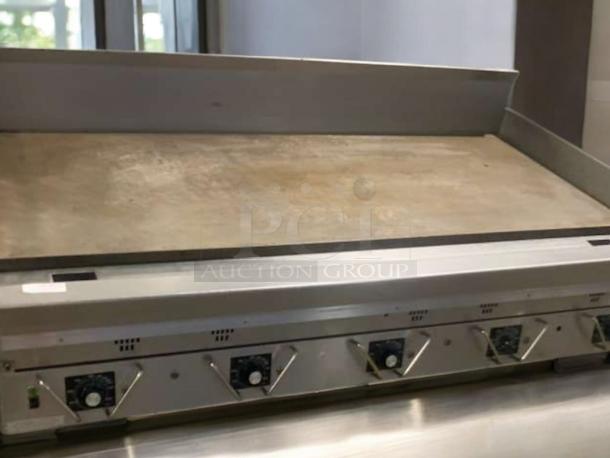 Commercial flat top griddle with 6 burners, in great condition, fully tested and working. Stainless steel finish.