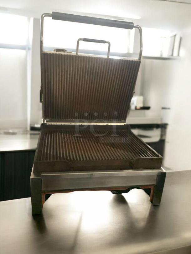 Winco EPG-1C single panini grill in great condition, 120V, tested and working. Features ribbed plates and durable construction.