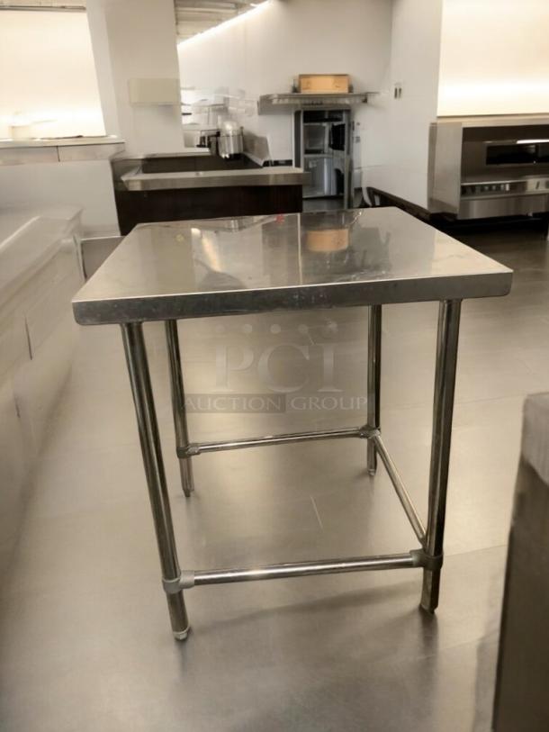 Stainless steel commercial work table with undershelf, in great condition. Fully tested, ready to use. Ideal for kitchens.