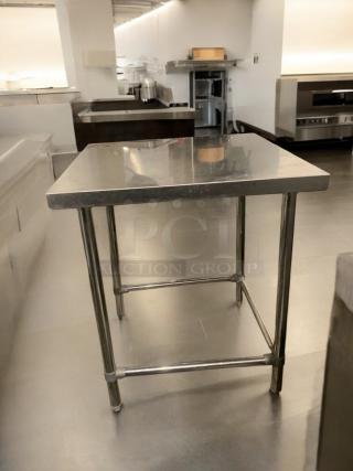 Stainless steel commercial work table with undershelf, in great condition. Fully tested, ready to use. Ideal for kitchens.