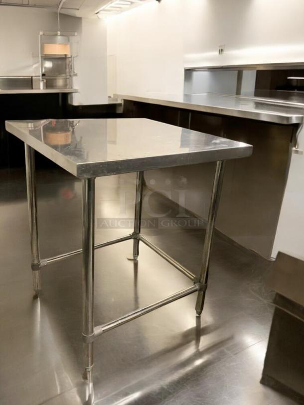 Stainless steel commercial work table with undershelf, great condition, fully tested, ready to use.
