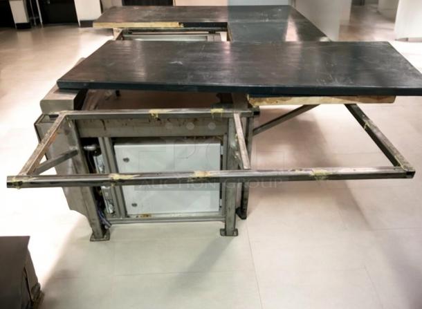 APACE UM1EGA Electric Grill Griddle, immaculate condition, 208V 3 phase, recirculating fire system, fully tested.