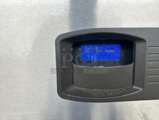 Manitowoc IYT0900A ice machine display showing "Full Bin On/Off Mode." Air cooled, 865 lb. capacity, tested and working.