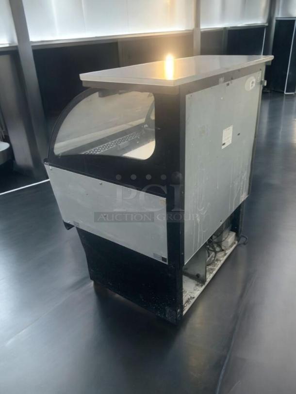 Federal Industries refrigerated curved-glass display case in immaculate condition, tested and working, ideal for bakery/deli.