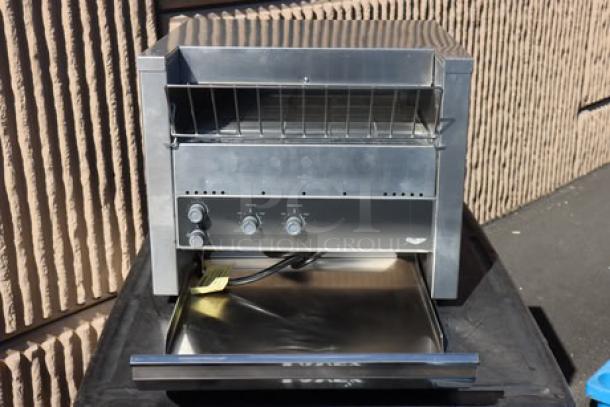 Brand new Vollrath CT4H-208950 JT3H conveyor toaster, 1 1/2"-3" opening, 208V, 3600W. Serial: P195-01898464-001. Scratch-n-dent condition.
