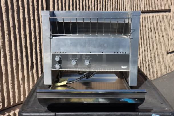 Brand new Vollrath CT4H-208950 JT3H conveyor toaster, 1 1/2"-3" opening, 208V, 3600W. Visible control knobs, minor scratches.