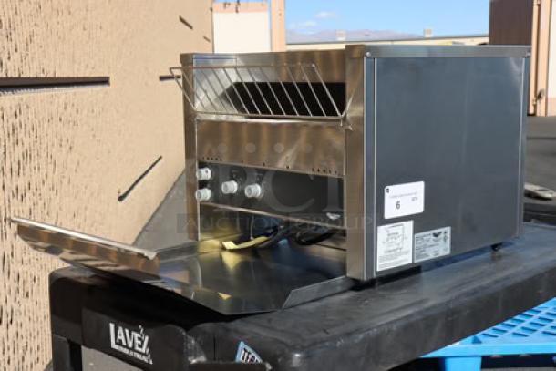 Brand new Vollrath CT4H-208950 conveyor toaster, 208V, 3600W, with 1 1/2"-3" opening. Scratch-n-dent condition.