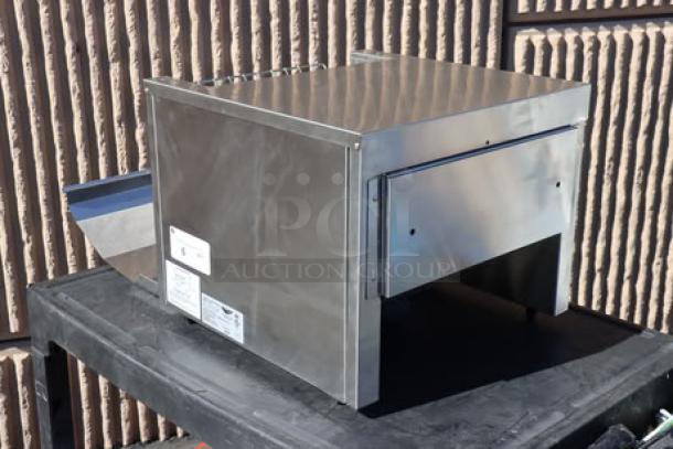 Vollrath CT4H-208950 JT3H Conveyor Toaster, 1.5"-3" opening, 208V, 3600W. Brand new, minor scratches, serial: P195-01898464-001.