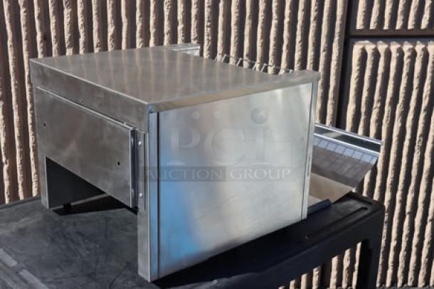 Brand new scratch-n-dent Vollrath CT4H-208950 JT3H conveyor toaster, 208V, 3600W, with 1 1/2"-3" opening.