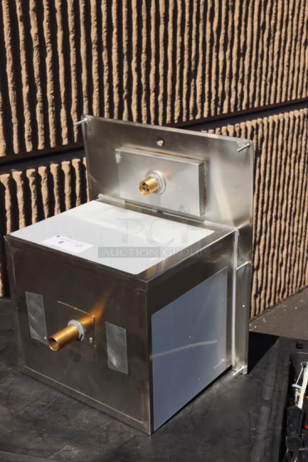BRAND NEW Regency 600DIWIB2118 stainless steel water station with ice bin, 18"x21". Scratch-n-dent condition, visible connectors.