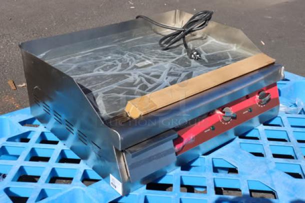 Avantco EG24N 24" electric countertop griddle, new scratch-n-dent, stainless steel, 208/240V, 2675W-3560W.