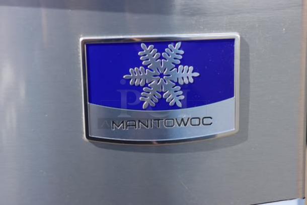 Manitowoc D420 Ice Storage Bin, 383 lb capacity, logo detail. Out of packaging, may have minor dents or scratches.