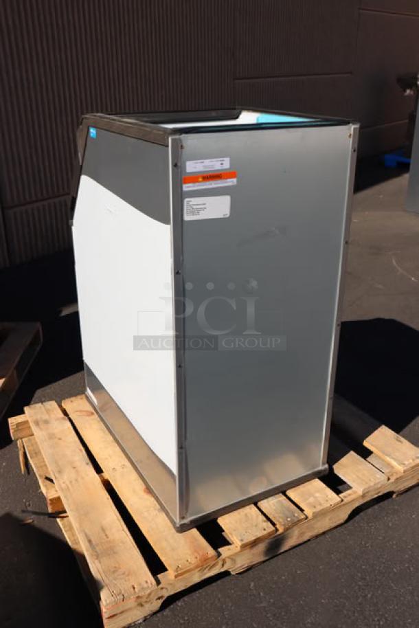Manitowoc D420 ice storage bin, 383 lb capacity, silver, minor dents/scratches, serial: 1121193866, on wooden pallet.
