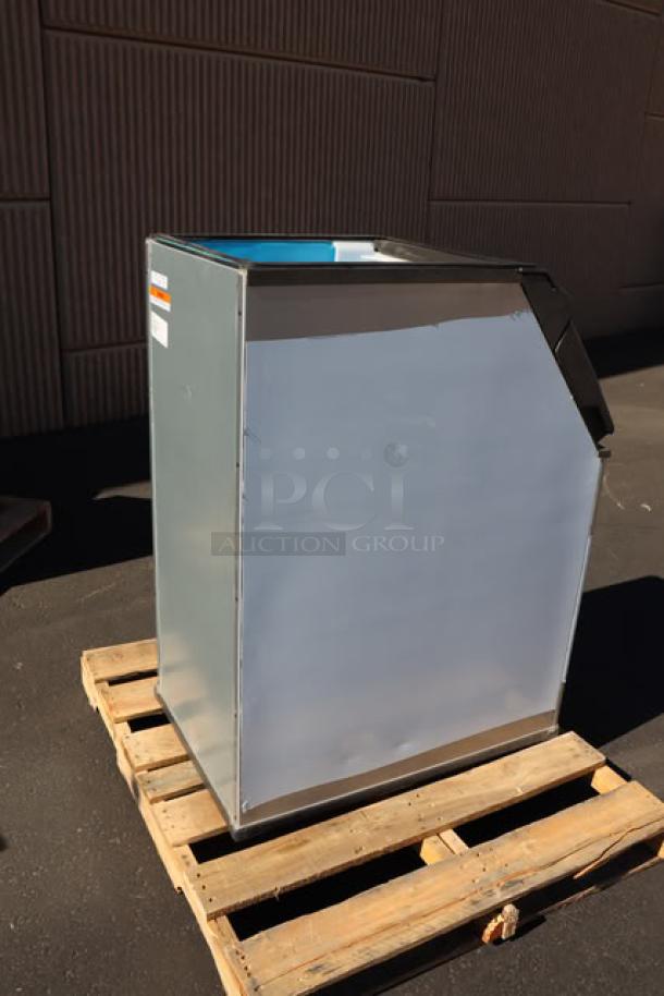 Manitowoc D420 ice storage bin, 383 lb capacity. Some minor dents and scratches, out of packaging. Model D420, S/N: 1121193866.
