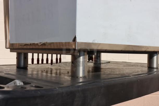 BRAND NEW Regency 600IB1824CP 18"x24" underbar ice bin with post-mix cold plate, minor scratches, 51 lb capacity.