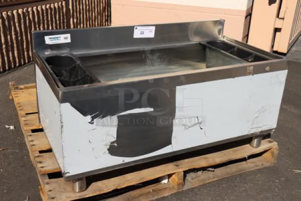Regency 600IB1836CP 18"x36" underbar ice bin with cold plate, bottle holders, scratch-n-dent condition, on pallet.