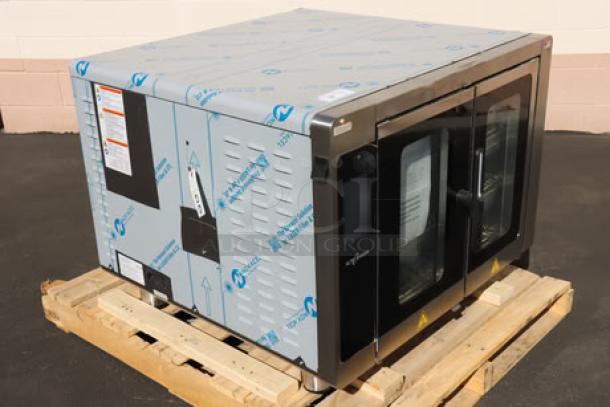 Alto-Shaam Vector F Series VMC-F3E oven, brand new, minor scratches/dents, 208/240V, 31-35A, 3-phase, on pallet.