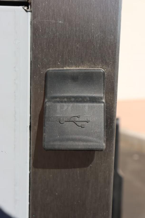 Alto-Shaam Vector F Series VMC-F3E Multi-Cook Oven with visible USB port. Minor scratches and dents present. 