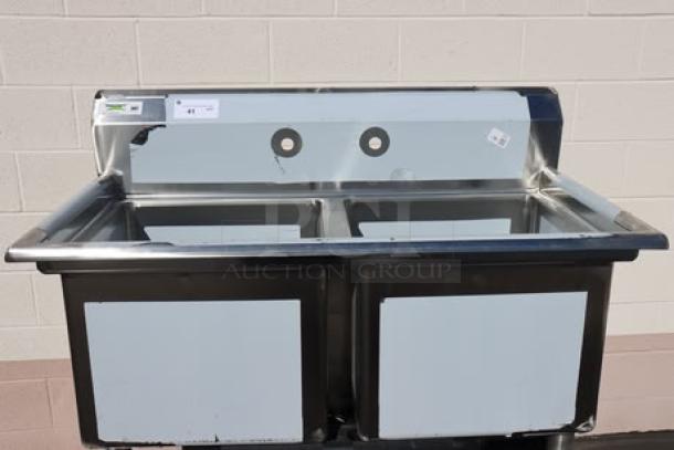 BRAND NEW SCRATCH-N-DENT Regency 600S21818 commercial sink, 43" 16-gauge stainless steel, dual 18"x18"x14" bowls, visible minor scratches.