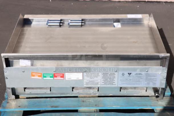 BRAND NEW Avantco Chef Series CAG-36-TG 36" gas griddle, 105,000 BTU, thermostatic controls, missing knob. S/N: 1375443000002.